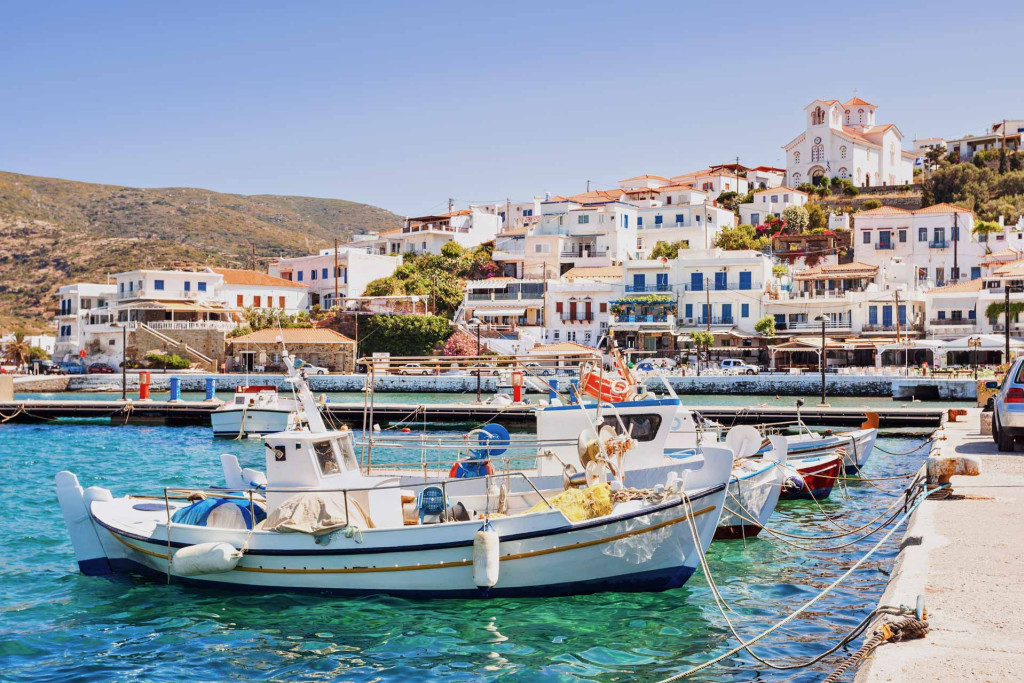 Quand Mykonos s’agite et que Naxos déborde, Andros trace un sillage à part. Authentique, sauvage, méconnue : bienvenue dans l’une des dernières perles des Cyclades encore préservées du tourisme de masse. Que faire à Andros ? Suivez le guide !