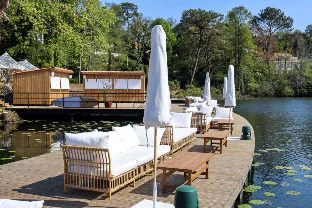 Inauguré en avril dernier,  Brindos Lac & Château, avec sa situation idyllique en bord de lac et ses lodges flottantes, figure désormais dans la liste des hôtels à ne pas manquer au Pays basque !