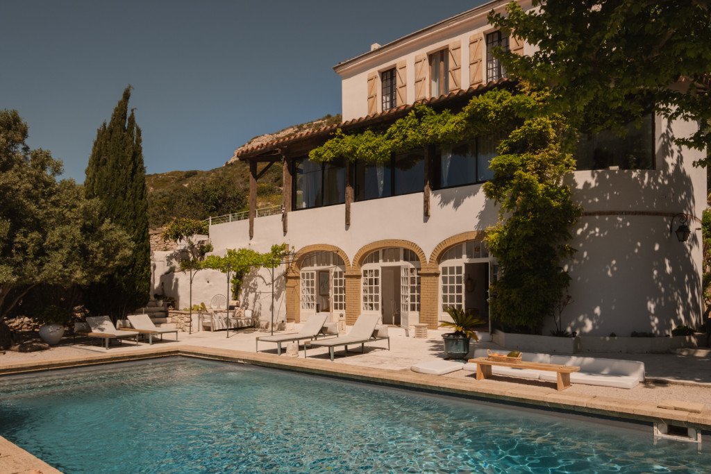 Et si la plus belle parenthèse marseillaise ne se trouvait ni dans les Goudes ni dans les Calanques ? Sur les hauteurs de l'Estaque, Casa Youm transforme une ancienne bastide familiale en refuge confidentiel où l'on vient pour déconnecter et découvrir une autre facette de Marseille.