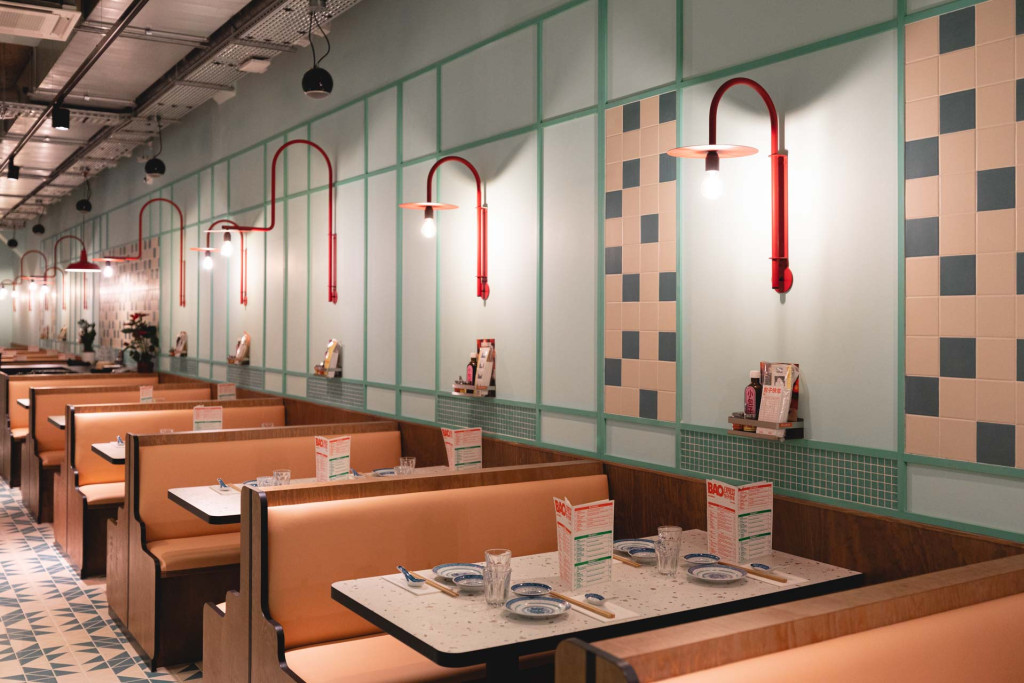 La Bao Family dévoile sa quatrième adresse, Bao Express. Installé dans une ancienne usine à boutons du 11eme arrondissement de Paris, l’adresse compte un bar caché, une boulangerie, un petit café et un incroyable Chinese diner, Bao Express.