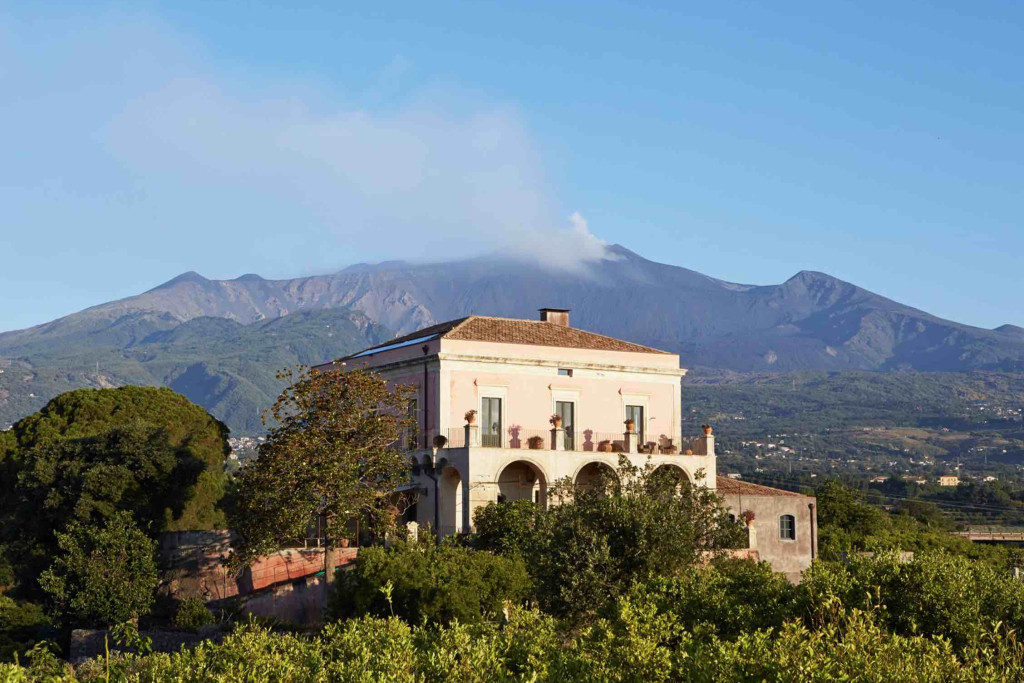 Votre séjour en Sicile se rapproche et vous ne savez pas encore où poser vos valises ? La rédaction a dressé la liste des plus belles villas de luxe à louer de Sicile, avec vue mer ou vue sur l'Etna, pour des vacances en famille ou entre amis. 