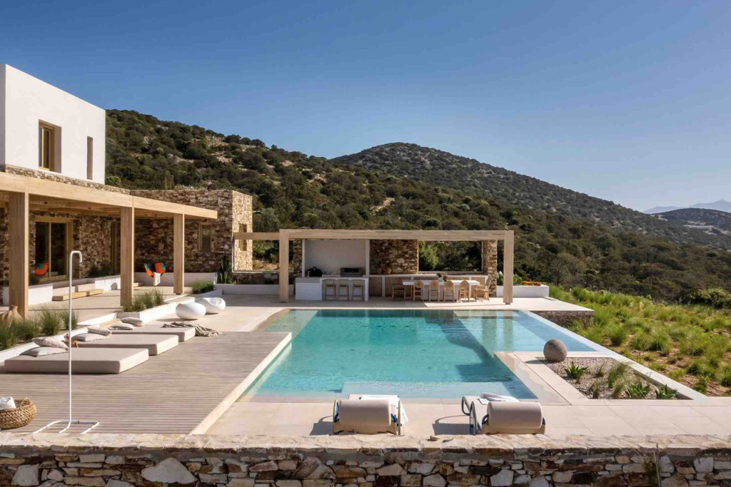 Envie de séjourner au pays d'Ulysse et de flâner dans une villa entouré de votre famille et de vos amis ? La rédaction a dressé la liste des plus belles villas à louer en Grèce entre villas de luxe avec vue mer ou villas dans les plus belles îles grecques comme Paros, Mykonos et autres.