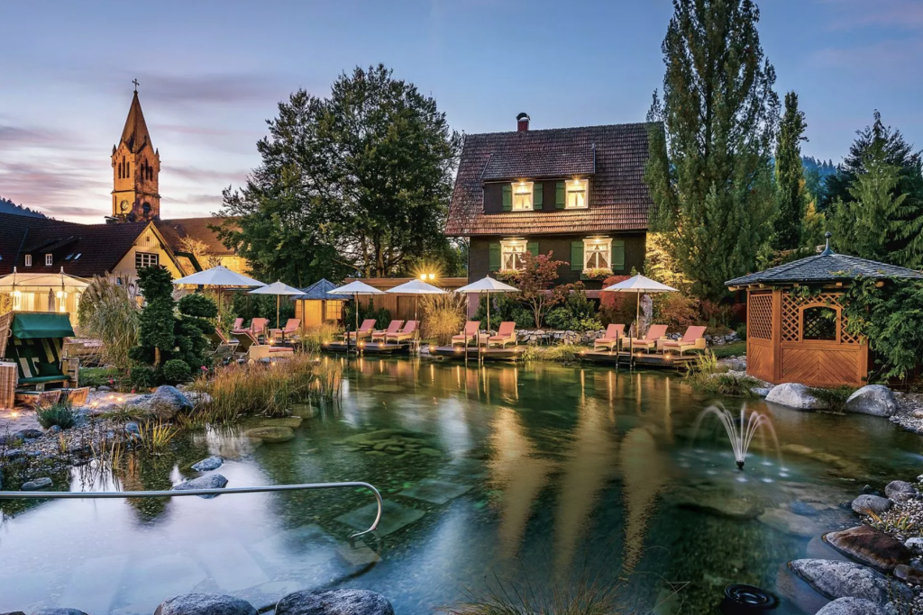 La Forêt-Noire, classée réserve de biosphère de l’Unesco, est le berceau d’une tradition séculaire de bien-être. Ici, les hôtels avec spa puisent dans les richesses naturelles de la région pour offrir des expériences ressourçantes mais aussi épicuriennes, avec une flopée de tables de premier plan. Notre top 5 des écrins où se prélasser en peignoir dans un jacuzzi.