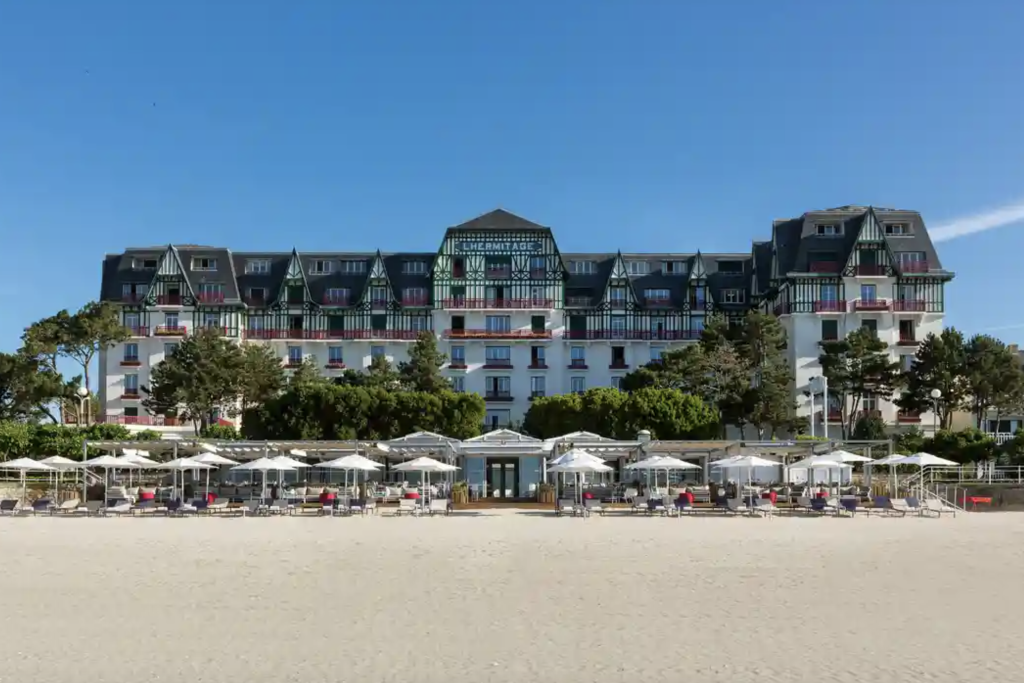 À La Baule, l’une des plus belles baies d’Europe, les entreprises disposent d’un cadre privilégié pour organiser leurs séminaires. La station balnéaire offre des conditions optimales avec hôtels haut de gamme dotés de salles dédiées et un accès direct à de nombreuses activités.