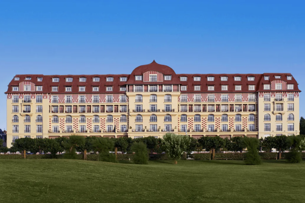 À moins de deux heures de Paris, Deauville est une des destinations les plus agréables pour organiser un séminaire, un événement d’entreprise ou un séjour incentive. Sur la Côte Fleurie, entre mer, campagne et patrimoine architectural, la ville offre un cadre propice à la créativité, à la cohésion et à la détente.