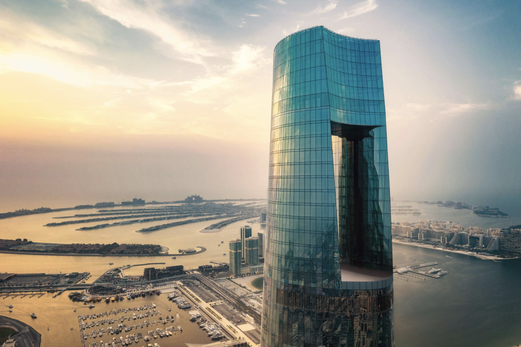 Avec ses 377 mètres de hauteur et ses 82 étages, Ciel Dubai Marina intégré à la Vignette Collection, devient l’hôtel le plus haut du monde. Un projet spectaculaire qui élève, si cela était encore possible, les codes du séjour de luxe à Dubaï. 