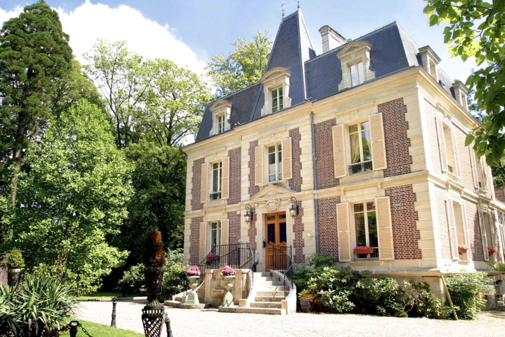 Vallons normands, villages pastel et lumière impressionniste à seulement quelques kilomètres de Paris : les environs de la cité normande cultivent un art de vivre des plus charmants ! Notre sélection des plus beaux hôtels à Giverny où poser ses valises. 