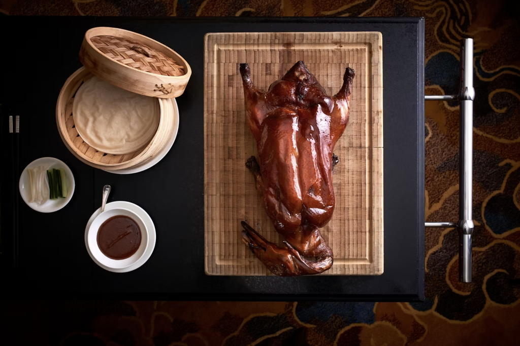 Sous l’impulsion du chef Tony Xu, le Shang Palace retrouve une dynamique remarquable. Héritière des grandes traditions culinaires chinoises, la table déploie une cuisine précise, spectaculaire et profondément maîtrisée, capable d’alterner menus dégustation ambitieux et carte pléthorique exécutée à la minute. 