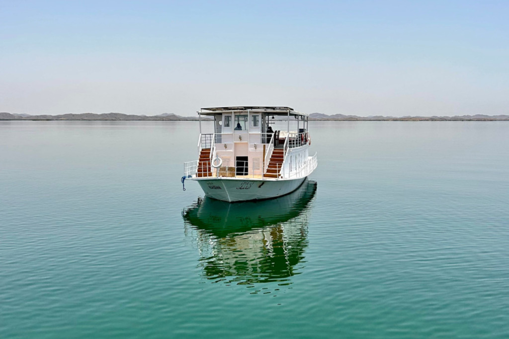 Oubliez le ballet incessant des navires de Louxor à Assouan. Le lac Nasser déploie une Égypte monumentale et déserte, une mer intérieure posée sur le sable où les temples se visitent dans la solitude absolue des premiers explorateurs. Les meilleures croisières sur le Lac Nasser.