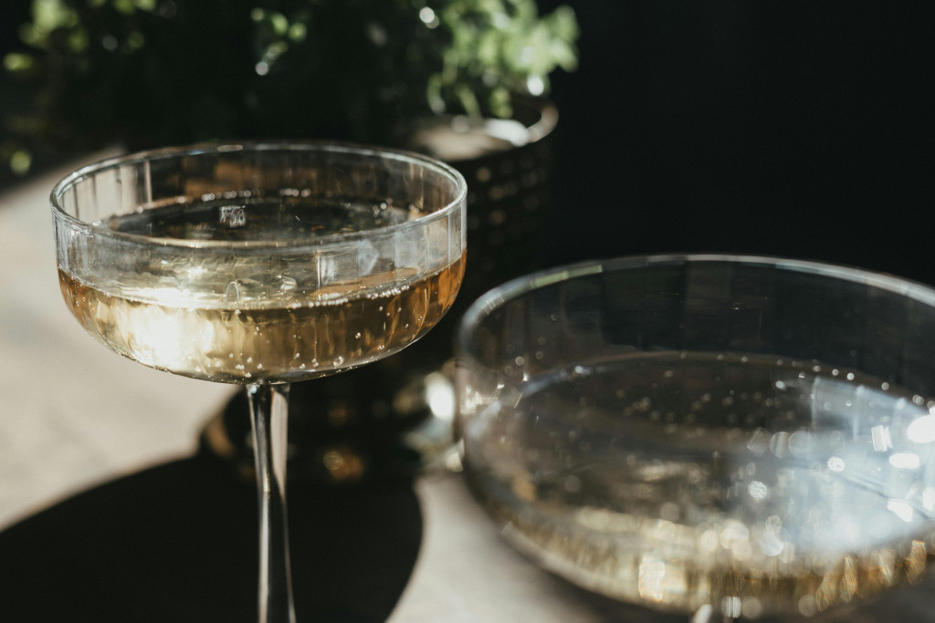 La dégustation de champagne ne se cantonne pas à la période des fêtes. La preuve avec ces cuvées de vignerons parfaites pour escorter un dîner en amoureux comme pour ponctuer, tout au long de la saison, vos repas et célébrations.