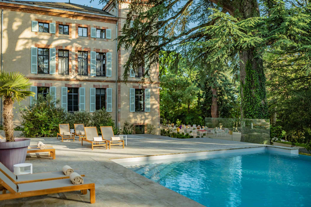 A la découverte d’une contrée encore préservée du tourisme de masse, avec notre sélection de cinq maisons d'hôtes et hôtels du Tarn où vignes millénaires, bastides perchées et art de recevoir composent un
séjour hors du temps.