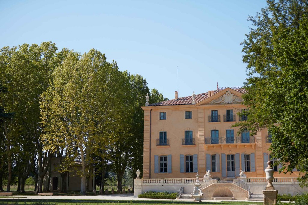 À moins de trente minutes d’Aix-en-Provence, un havre de paix règne fièrement sur la campagne provençale. Doté de cinq étoiles et estampillé Relais & Châteaux, le Château de Fonscolombe promet un séjour princier tout en simplicité et en élégance. 