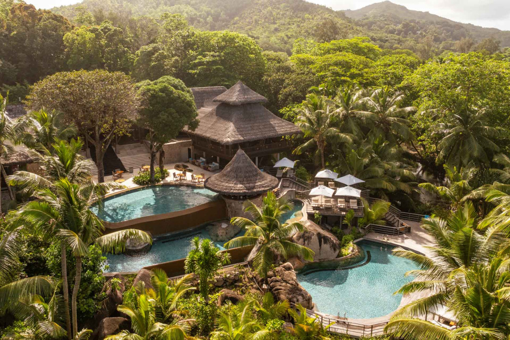 Les plus beaux hôtels des Seychelles sont éparpillés sur les 115 îles coralliennes baignées du clapotis de l’eau turquoise. L'occasion de faire le tour de l'archipel à la recherche des plus belles adresses d'hôtel de luxe et autres 5 étoiles, entre îles privées et villa avec piscines.