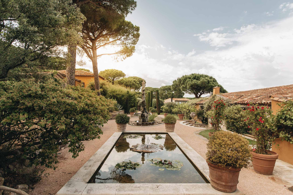 Septembre est là, mais l’été n’a pas encore dit son dernier mot. De Saint-Tropez à Minorque, de Cassis à l’île de Ré en passant par Porto-Vecchio, certains hôtels ont de quoi vous donner envie de repousser la rentrée. Piscines chauffées, tables les pieds dans l’eau, spas et offres de fin de saison : découvrez nos cinq adresses pour jouer les prolongations.