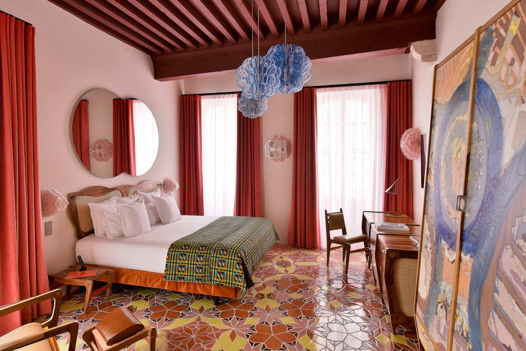Quels sont les plus beaux hôtels et chambres d'hôtes d'Arles ? Demeures confidentielles, monuments historiques reconvertis en boutique-hôtels luxueux, institutions mythiques ayant su traverser les époques, galeries d’art aux chambres cachées à l’étage, explorez notre sélection.