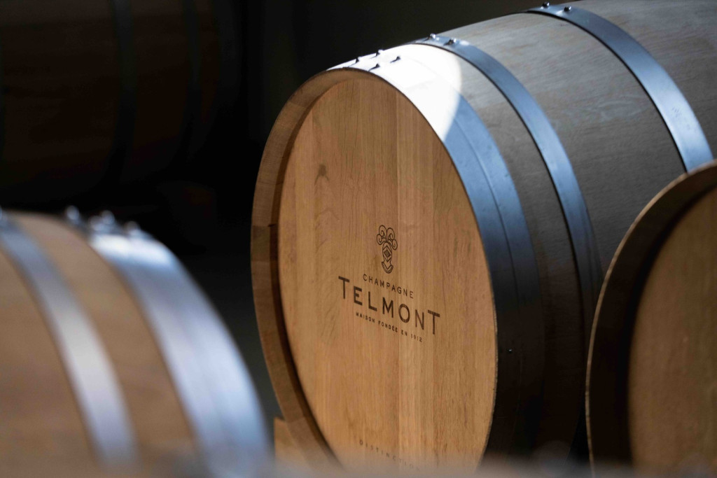 Dans le vignoble champenois, où la pluie et le climat frais compliquent souvent la tâche, environ 2 % seulement des surfaces sont aujourd'hui cultivées en biodynamie. Une rareté qui fait tout le sel de ces champagnes biodynamiques : moins interventionnistes, plus proches du rythme des saisons et du calendrier lunaire, ils offrent une lecture directe et sincère du terroir. Yonder a sélectionné cinq maisons qui incarnent, chacune cette philosophie d'un champagne biodynamique vivant et sans artifice.