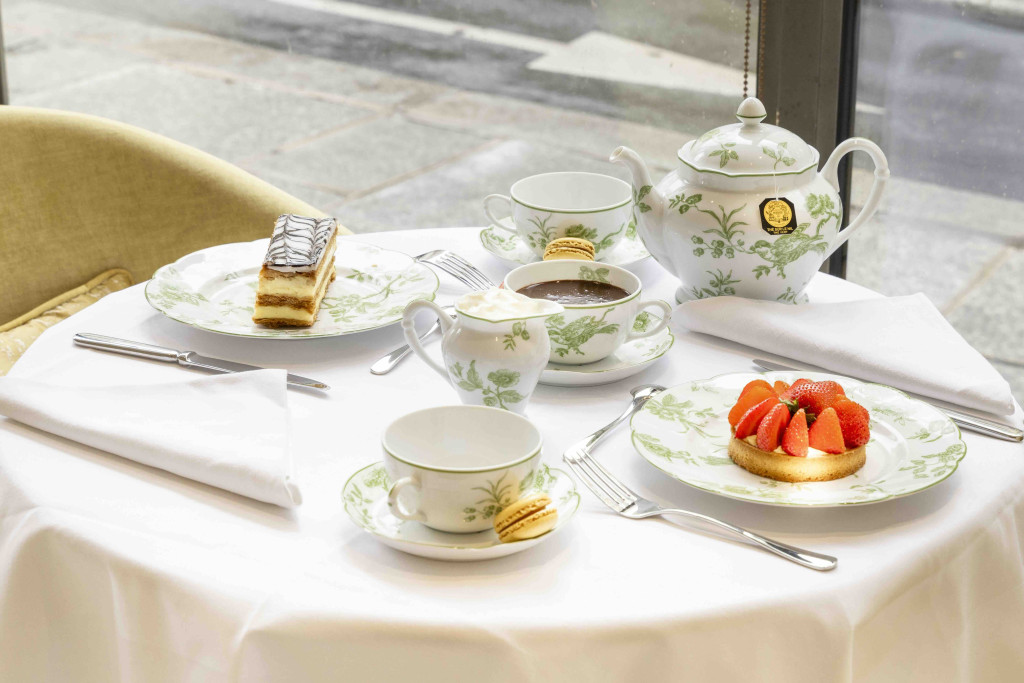 Charmant et discret hôtel 4 étoiles du Triangle d’or, le Claridge a été entièrement rénové. Son Lounge accueille désormais une offre tea time simple, dans une atmosphère chaleureuse et élégante.