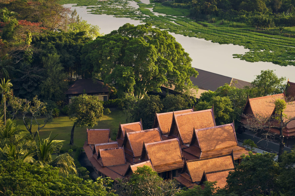 À Sam Phran, à 75 kilomètres de Bangkok, le RXV Wellness Village se présente moins comme un hôtel que comme un écosystème. Le bien-être n’y est pas un luxe réservé à des initiés mais une pratique ouverte, accessible, presque communautaire et familiale. Le lieu réunit la science et la tradition, la nature et l’innovation.