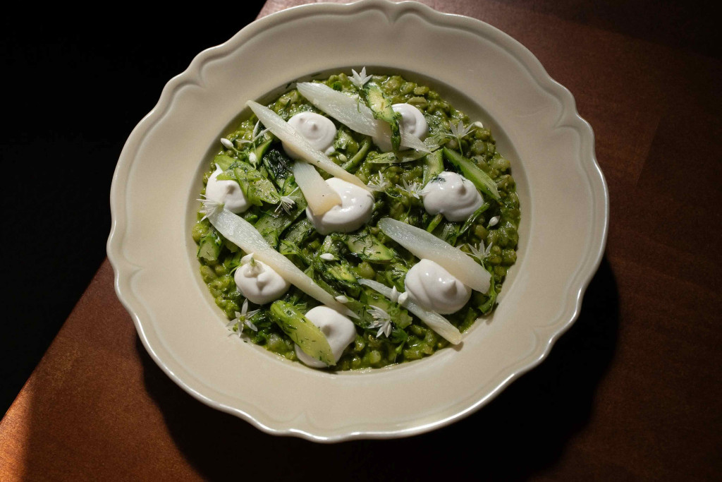 Petit, authentique et chaleureux, le bistrot à Paris fait partie du patrimoine de la capitale. À l'heure du déjeuner, on s'y retrouve pour déguster un plat du jour ; le soir, les habitués et les visiteurs s'y attablent autour d'un verre dans une ambiance conviviale. Entre cuisine traditionnelle, recettes de terroir et esprit de quartier, découvrez notre sélection des meilleurs bistrots de Paris où vivre une véritable expérience parisienne.