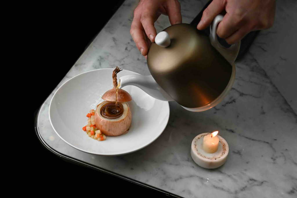 Le palace parisien de la rive gauche ne s'y est pas trompé en faisant venir le chef 2 étoiles de L'Auberge de Montmin pour sa dernière résidence de l'année. Une symphonie en cinq mouvements, à ne surtout pas manquer, puisqu'en représentation un petit mois seulement !