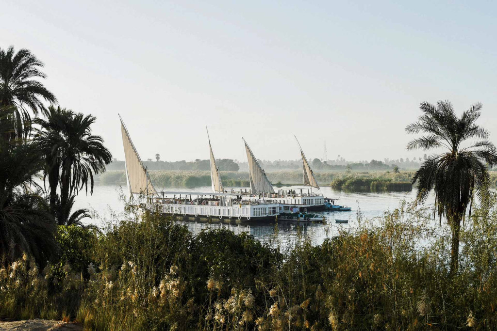 Toutes les croisières sur le Nil ne se ressemblent pas en Égypte, et si le fleuve est l’un des deux plus longs du monde, il est aussi l’un des plus fréquentés. Mieux vaut ne pas se tromper de compagnie de croisière afin de vivre une expérience agréable et aboutie pendant 5 jours, une semaine, voire allonger son séjour pour un voyage de 10 à 15 jours sur place, le pays le vaut largement !
