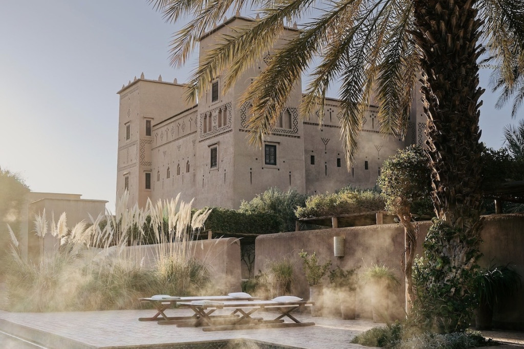 Dans la palmeraie de Skoura, Dar Ahlam fait bouger les lignes de l’hôtellerie de luxe. Pas de programme ni de carte d’activités : Thierry Teyssier orchestre un séjour fait d’émotions et de surprises, où chaque instant se révèle au fil des heures. Derrière la plus belle casbah du Maroc se cache aussi un modèle d’hospitalité engagée, porté par une cuisine ancrée dans son territoire et un vaste potager devenu un levier social pour toute l’oasis.