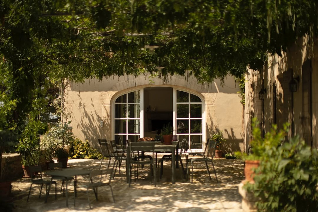 Dans les Alpilles, une nouvelle pépite oléicole prend racine sous l’impulsion d’un couple de jeunes entrepreneurs passionnés. Parmi les oliviers, ponctué d’ateliers de récolte et de dégustation, et offrant en prime une sélection d’hébergements raffinés, le Domaine Jòlibois incarne l’art de vivre provençal dans toute sa simplicité et son charme.