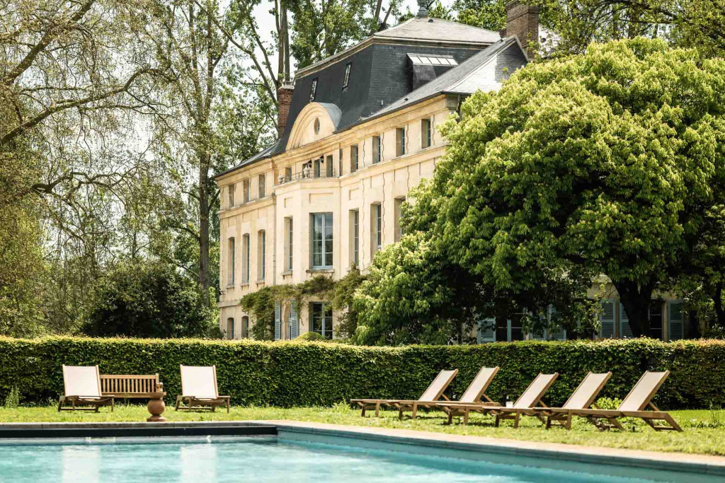 Si l'envie vous prend de vous évader le temps d'un week-end autour de Paris, que ce soit pour profiter de la campagne, partir entre amis ou en famille, ou vivre une escapade romantique à deux, nous avons rassemblé une sélection des meilleurs hôtels et maisons d'hôtes situés à moins de deux heures de la capitale, de moins de 200 à plus de 300 euros. 
