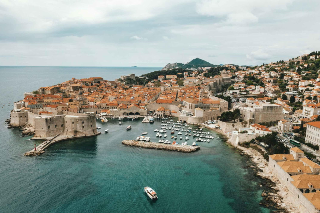 Envie d'une escapade automnale ? Des canaux de Venise aux remparts de Dubrovnik, en passant par Cadix, Londres ou Anvers, voici sept destinations incontournables en Europe pour un week-end en octobre. Au programme : expositions, tables étoilées et hôtels d'exception, sous les couleurs dorées de l'automne.