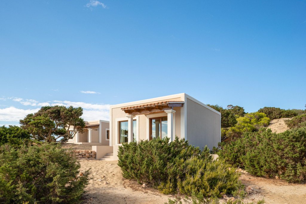 Sœur sauvage et préservée d'Ibiza, Formentera égraine ses pins et ses clapotis d'eaux turquoise loin de la fureur festive, et c'est bien ce qui fait tout son charme. De l'éco-luxe confidentiel posé sur les dunes au club balnéaire chic, voici notre sélection des cinq meilleures adresses de Formentera.