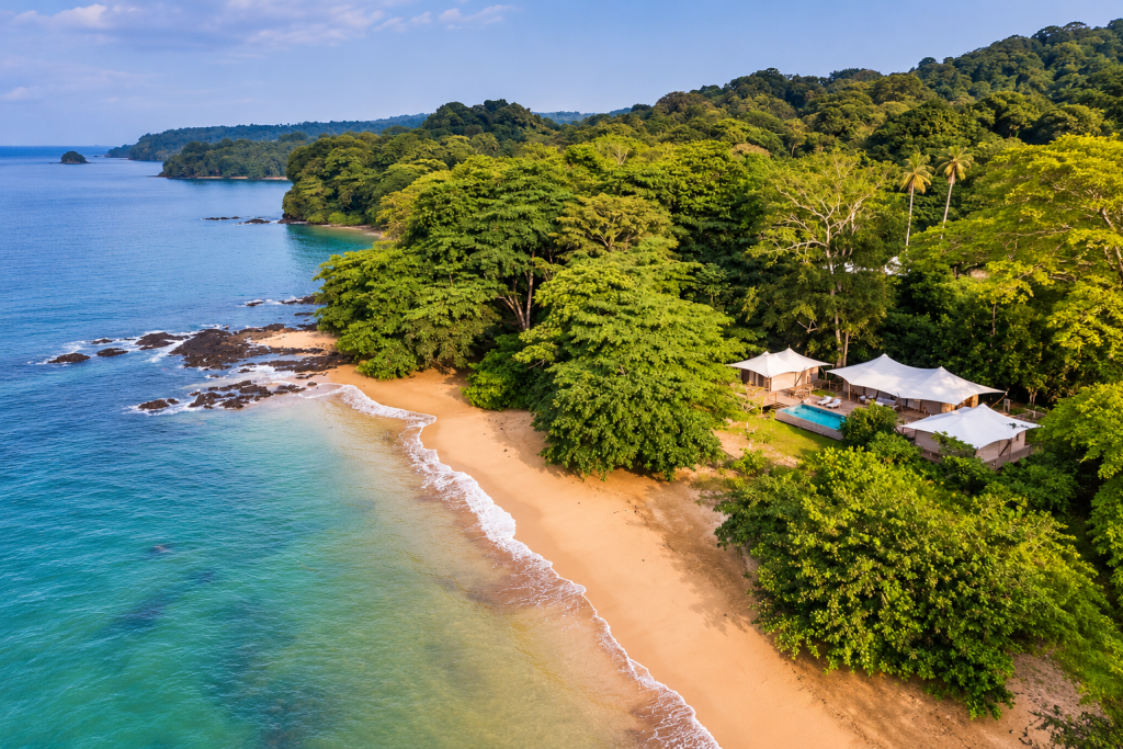 À cheval sur l’équateur, à 270 km du Gabon, São Tomé-et-Príncipe fut jadis le premier producteur mondial de cacao. L’indépendance, en 1975, précipita son effondrement économique. Deuxième plus petit État d’Afrique et l’un des plus pauvres, l’archipel conserve les vestiges de son histoire et une forêt primaire exceptionnelle. Premier pays entièrement classé réserve de biosphère par l’Unesco, il voit son tourisme émerger, tandis que Príncipe est préservée grâce à l’action du milliardaire Mark Shuttleworth.