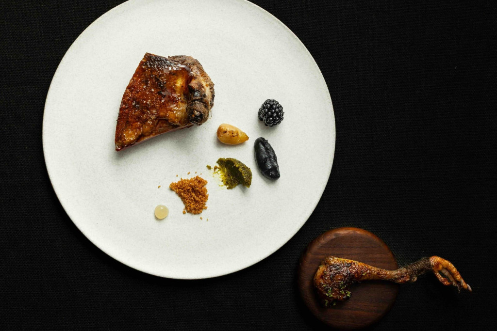 Dans le 4e arrondissement, le restaurant Eme est la première adresse parisienne d’un duo fusionnel : le chef uruguayen Nazareno Mayol Curti et sa compagne argentine Mara Ballester, qui assure la direction artistique et la direction de salle. Le voyage mêle technique de haute volée, souvenirs d’Amérique du Sud et une irrésistible sensation de joie.