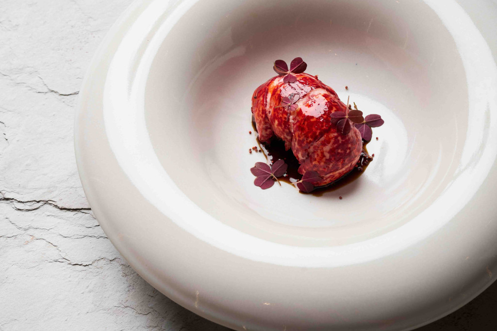 Rue des Mathurins, face au discret square Louis XVI, une nouvelle table gastronomique s'installe sans faire de bruit et se donne pourtant les moyens de compter très vite parmi les adresses qui comptent du 8e arrondissement.