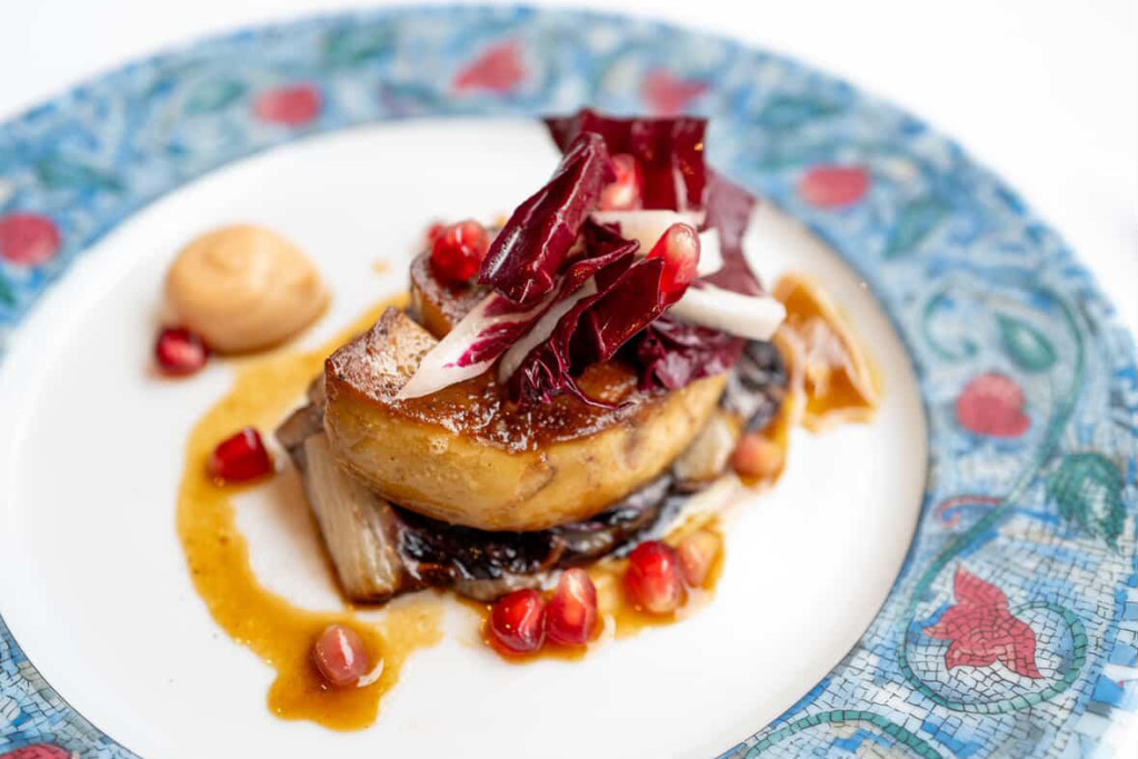 Dans une rue paisible du 15e arrondissement, Ebène cultive la rareté. À peine seize couverts, une cuisine ouverte sur la salle et un duo formé chez Alain Passard qui signe une table intime, profondément habitée. Une adresse presque confidentielle, où la générosité et la précision se conjuguent avec une émotion palpable.