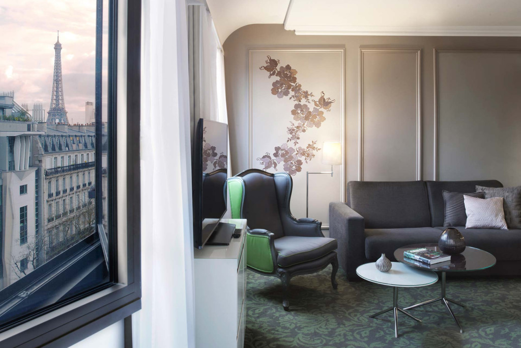 Toisant la Seine de sa haute silhouette, pavanant entre les quartiers les plus chics de Paris, la Tour Eiffel promet la verdure du Champ-de-Mars, la découverte du Musée du quai Branly ou du Palais de Tokyo. Autour d’elle virevoltent quelques somptueuses adresses où l’élégance se dispute au charme. Voici parmi les plus beaux hôtels proches de la Tour Eiffel. 
