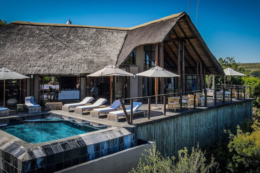 Les meilleurs lodges d’Afrique ne se résument pas à une vue sur la savane. De l’Afrique du Sud aux paysages sauvages de Namibie, ces cinq adresses se distinguent par leur décor, leur architecture et leur manière très personnelle d’imaginer le safari. Cinq lodges d’exception pour vivre l’Afrique australe au plus près de la nature.
