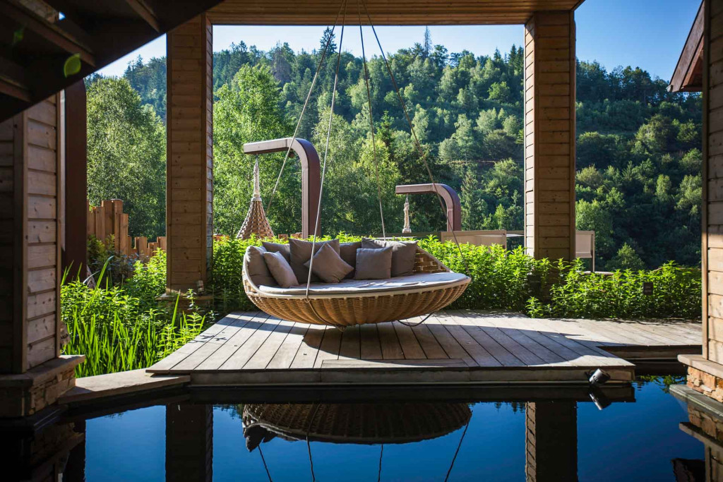 Tutoyant les Vosges dans la vallée de la Bruche aux confins de l’Alsace et des Vosges, La Cheneaudière est un havre tout trouvé pour les citadins en quête d’air pur, de calme et d’une table d’exception.