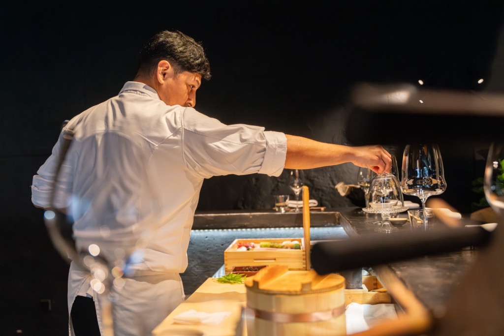 Comptoirs intimistes, marisquerías débridées, tapas réinventées : Barcelone n’a pas fini de nous faire saliver… Derrière cette effervescence, une nouvelle génération de chefs s’affirme, plus libre et inspirée que jamais. Du Barri Gòtic à Gràcia en passant par l’Eixample, voici cinq tables qui capturent l’air du temps et le génie catalan.  

