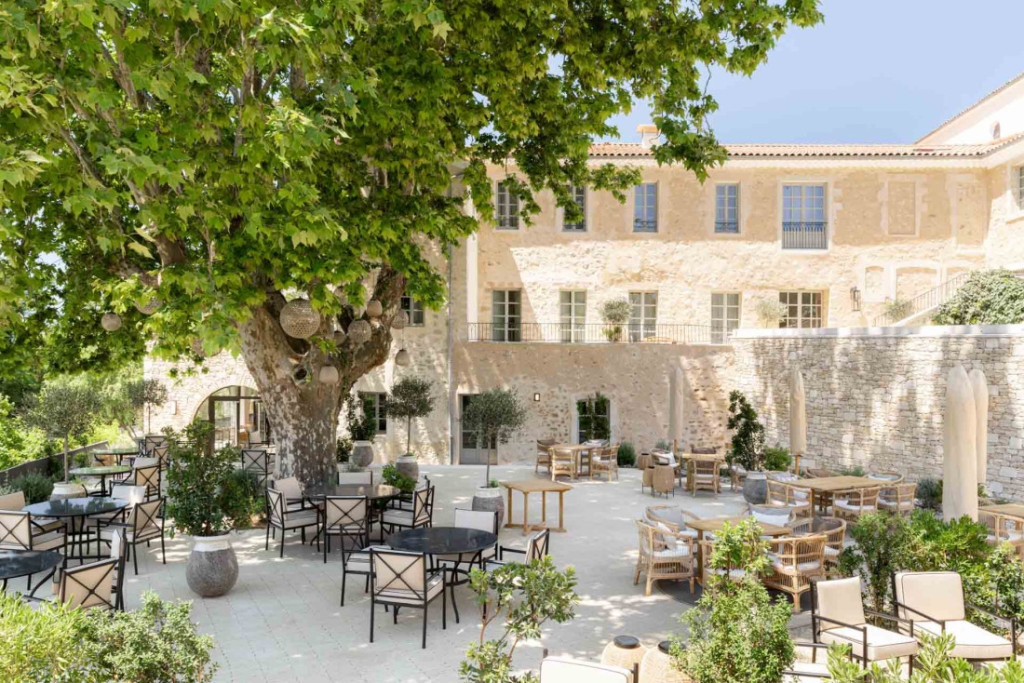 Du littoral varois aux villages perchés du Gard, le sud de la France a le sens des séminaires qui laissent une empreinte. Entre bastides viticoles, maisons Art déco, couvents réinventés et refuges contemporains, voici cing hôtels pour un séminaire dans le sud où l’on retrouve, en marge du bureau, cette lumière et cette douceur propres au Sud.
