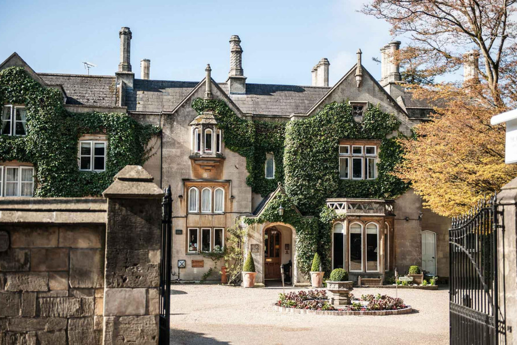 À quelques minutes à pied du centre historique de la ville du Somerset, The Bath Priory cultive l'art de recevoir à l'anglaise avec l’élégance sans ostentation typique des Relais & Châteaux. Depuis les chambres de cette demeure victorienne, on admire ses jardins remarquables où les hôtes jouent au croquet. De vacances exquises comme une partie de campagne.