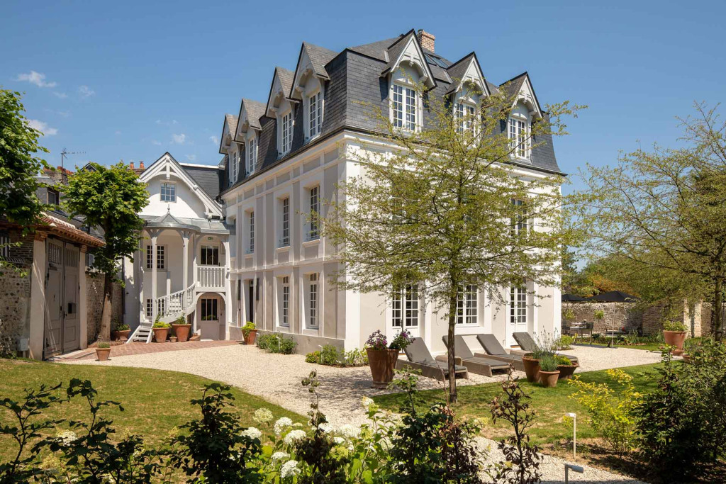 Estampillé Relais & Châteaux, l’Hôtel Saint-Delis est l’ancienne demeure et atelier du peintre Henri de Saint-Delis. Seulement 9 chambres dispersées dans un jardin clos romantique et bohème…