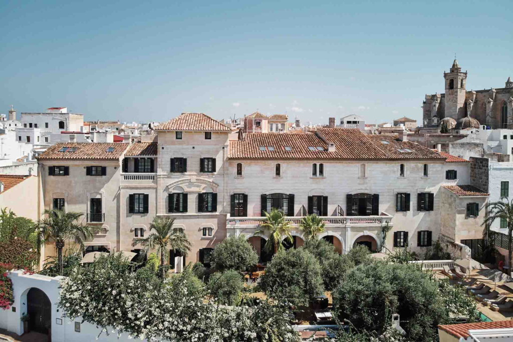 À Ciutadella, capitale de l’île jusqu’en 1722, cinq palais historiques accueillent un hôtel à l’aura magnétique. Ouvert d’avril à octobre, Faustino Gran se conçoit comme un repaire intime où débute une expérience immersive.