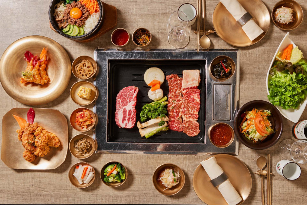 Du ragoût royal qui réchauffait les dynasties de Joseon aux comptoirs ultra-sages du Séoul millénaire, les baguettes parisiennes s'encanaillent enfin. Finis les bouillons tièdes : la capitale passe au gril avec de l'esprit, du piment et de sacrées secousses bistronomiques.