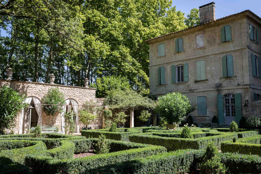 À 10 minutes du village de Saint-Rémy-de-Provence, le Domaine de Chalamon invite ses hôtes à séjourner dans une bastide provençale du XVIIe siècle entourée de jardins et fraîchement rénovée. Visite.