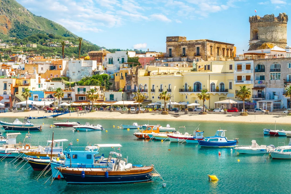 Dans le golfe de Naples, la belle île d’Ischia charme aisément et mérite bien quatre jours d’exploration. Que voir, que faire à Ischia ? Plages, thermes, villages de pêcheurs, jardins et bonnes adresses : notre itinéraire idéal pour un long week-end.
