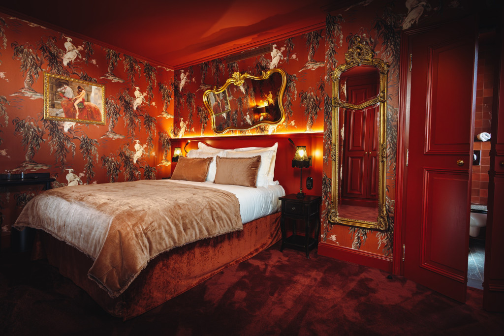 À deux pas de la cathédrale de Strasbourg, l’hôtel Madame C bouscule les codes de l’hôtellerie classique avec son univers Belle Époque sensuel, feutré et délicieusement hors du temps. Visite guidée d’une adresse encore confidentielle qui cultive l’art du plaisir sous toutes ses formes. 