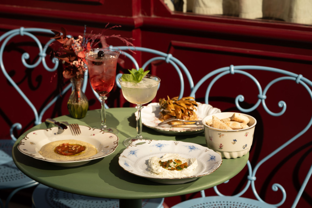 Ouvert depuis 2023, le restaurant de l'hôtel Le Grand Mazarin - qui revisitait initialement les classiques de la gastronomie ashkénaze et du Levant - embrasse désormais le patrimoine gastronomique méditerrannéen dans sa pluralité. 