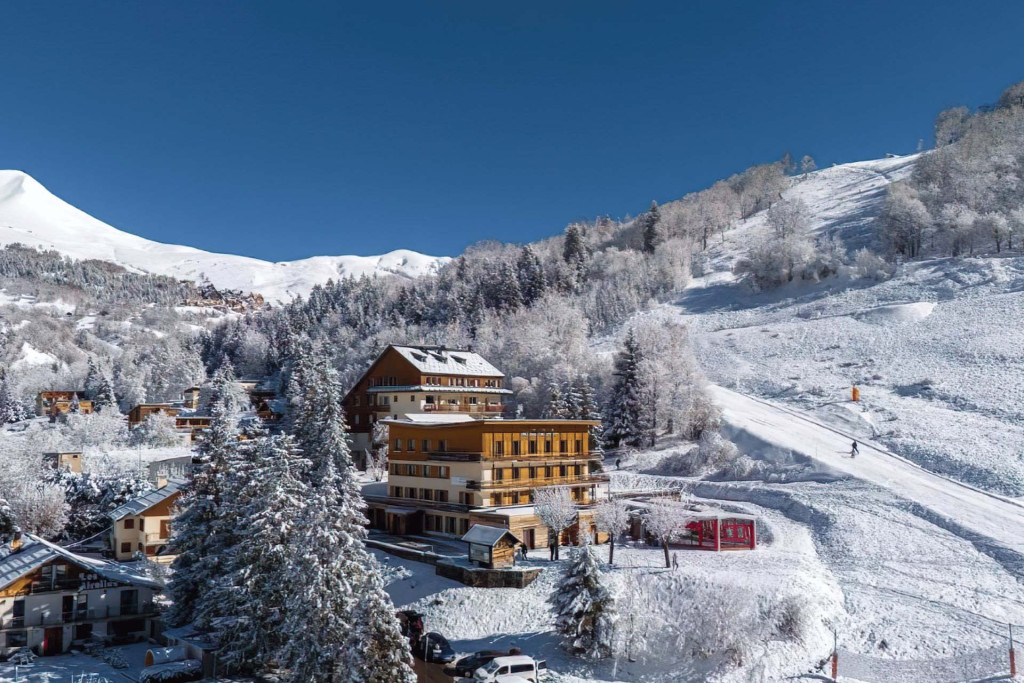 Chaque hiver, on cherche tous la même chose : un coin de montagne où poser ses valises, chausser les skis sans réfléchir, et rentrer le soir dans un cocon qui sent bon le bois chaud et les plats qui réconfortent. Visite guidée de nos 5 hôtels favoris d’où filer sur les pistes.