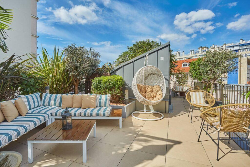 Derrière sa réputation de quartier tranquille et familial, cet arrondissement-village dissimule une jolie scène hôtelière. Boutique-hôtels à l'âme d'atelier, établissements au design signé, rooftops secrets, spas dignes des plus grandes maisons, le 15e cultive depuis quelques années l'art de surprendre ceux qui prennent la peine de s'y attarder. Tour d'horizon de meilleurs hôtels de Paris 15. 