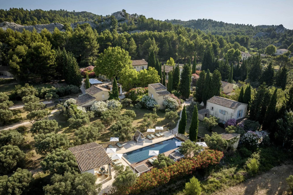 Villages de pierre, oliveraies, tables d’exception, paysages minéraux… Les Alpilles ont tout du refuge idéal pour ralentir quelques jours. Encore faut-il choisir la bonne adresse : un hôtel avec spa pour vraiment déconnecter, une maison plus confidentielle pour retrouver le calme ou un domaine où alterner piscine, massage, vélo et dîner étoilé ? Des Baux-de-Provence à Saint-Rémy, voici cinq hôtels pour un séjour bien-être dans les Alpilles.